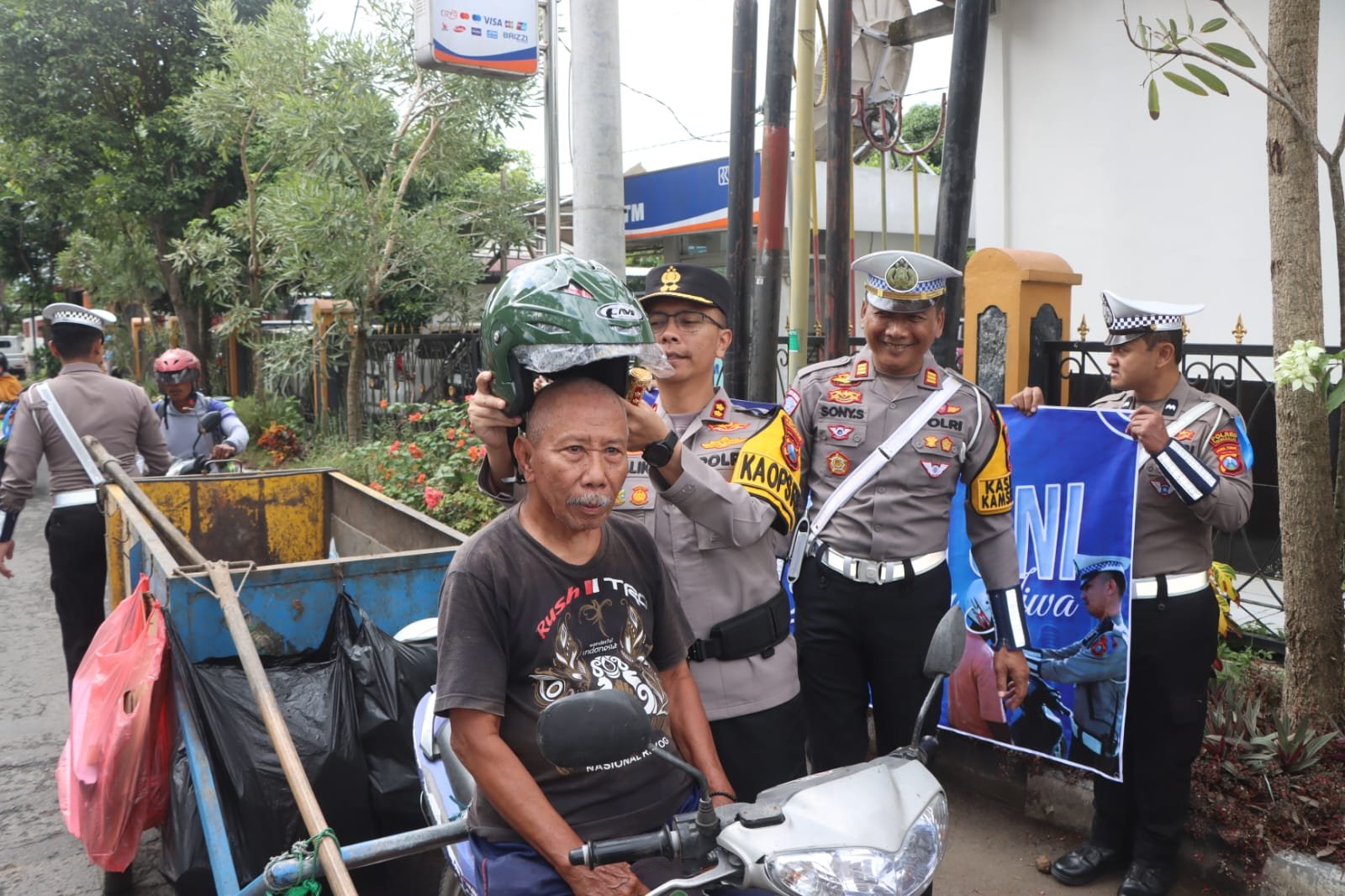 Hari Pertama Operasi Patuh Semeru 2025 Polres Trenggalek Bagi – bagi Helm Gratis