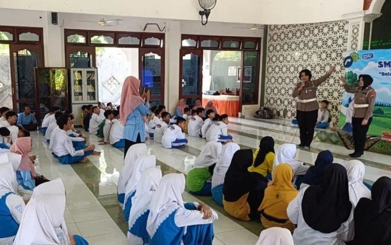 Operasi Patuh Semeru 2025 Ditlantas Polda Jatim Edukasi Pelajar Tertib Lalu Lintas
