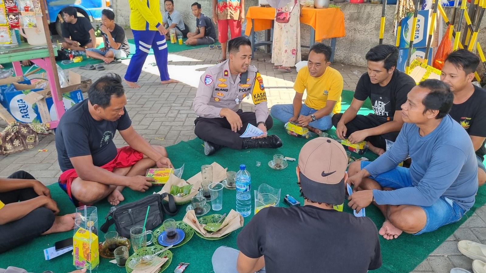 Ngopi Bareng Sopir,Polisi Sosialisasikan Operasi Patuh Semeru dan ODOL 