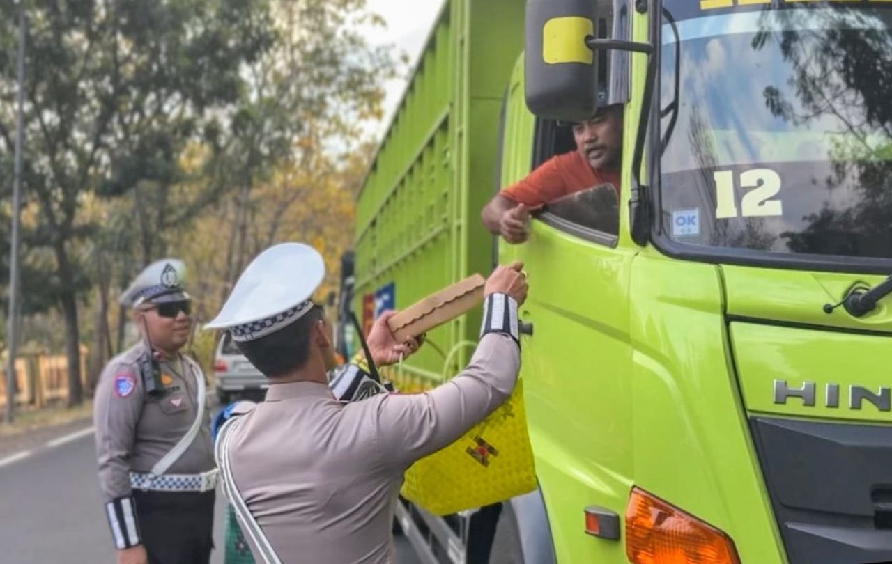 Polantas Berbagi Nasi Kotak untuk Pengendara Terjebak Macet 