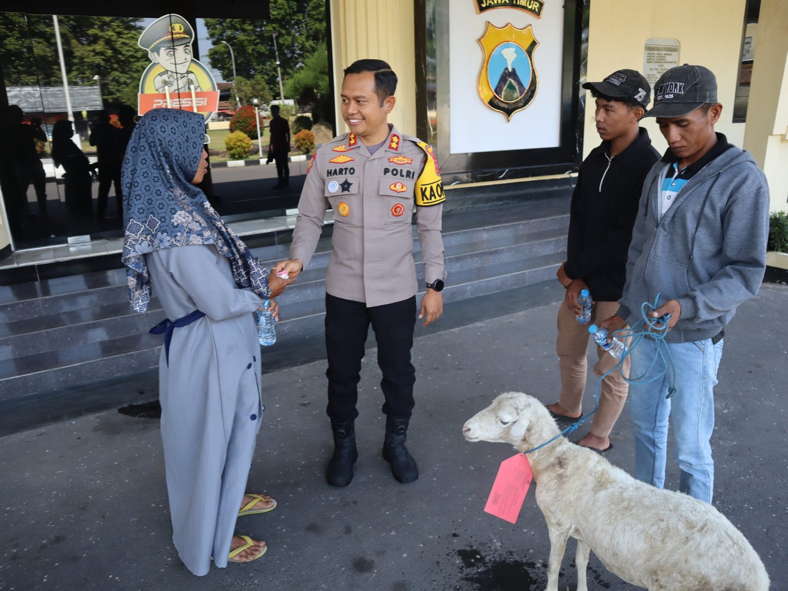 Polres Bondowoso Amankan Tersangka Curwan, Barang Bukti Kambing Diserahkan Kembali ke Pemilik