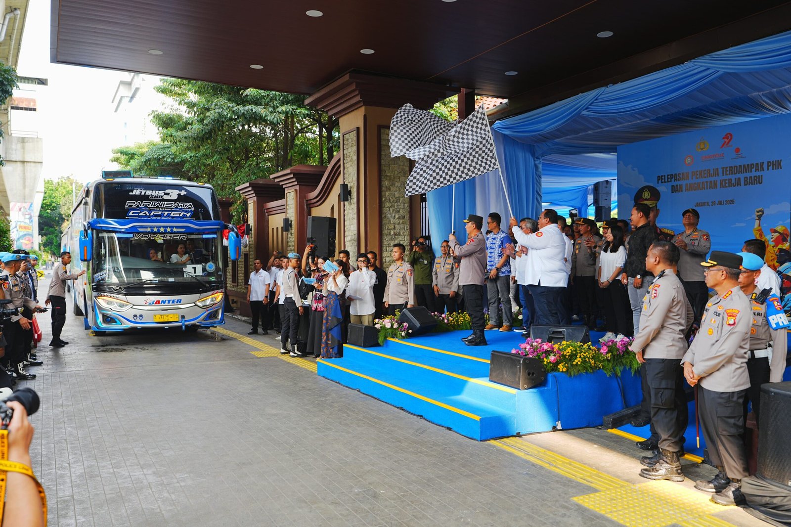 Lepas Buruh Terdampak PHK dan Angkatan Kerja Baru, Kapolri: Kabar Gembira di Tengah Dampak Global