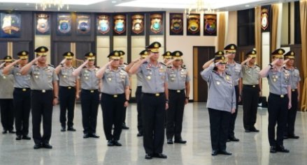 17 Perwira Tinggi Polri Naik Pangkat, Satu Diantaranya Raih Bintang Tiga