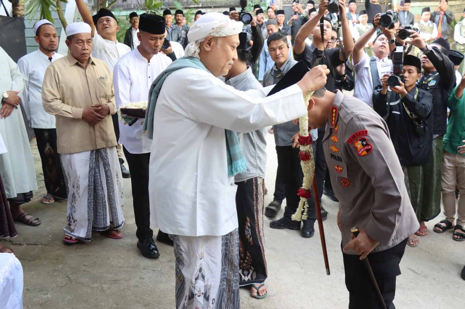 Kapolri Silaturahmi ke Ponpes Al-Hamidy Banyuanyar, Tekankan Sinergitas dan Persatuan