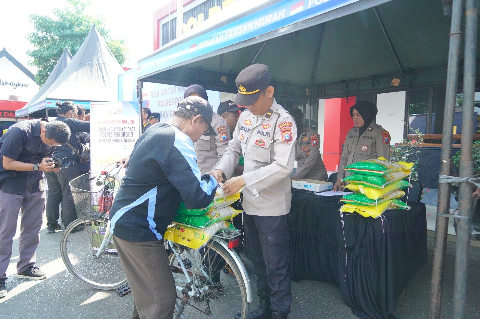 Polres Ponorogo Gelar Pasar Murah, Sediakan 47 ton Beras Warga Sambut Antusias