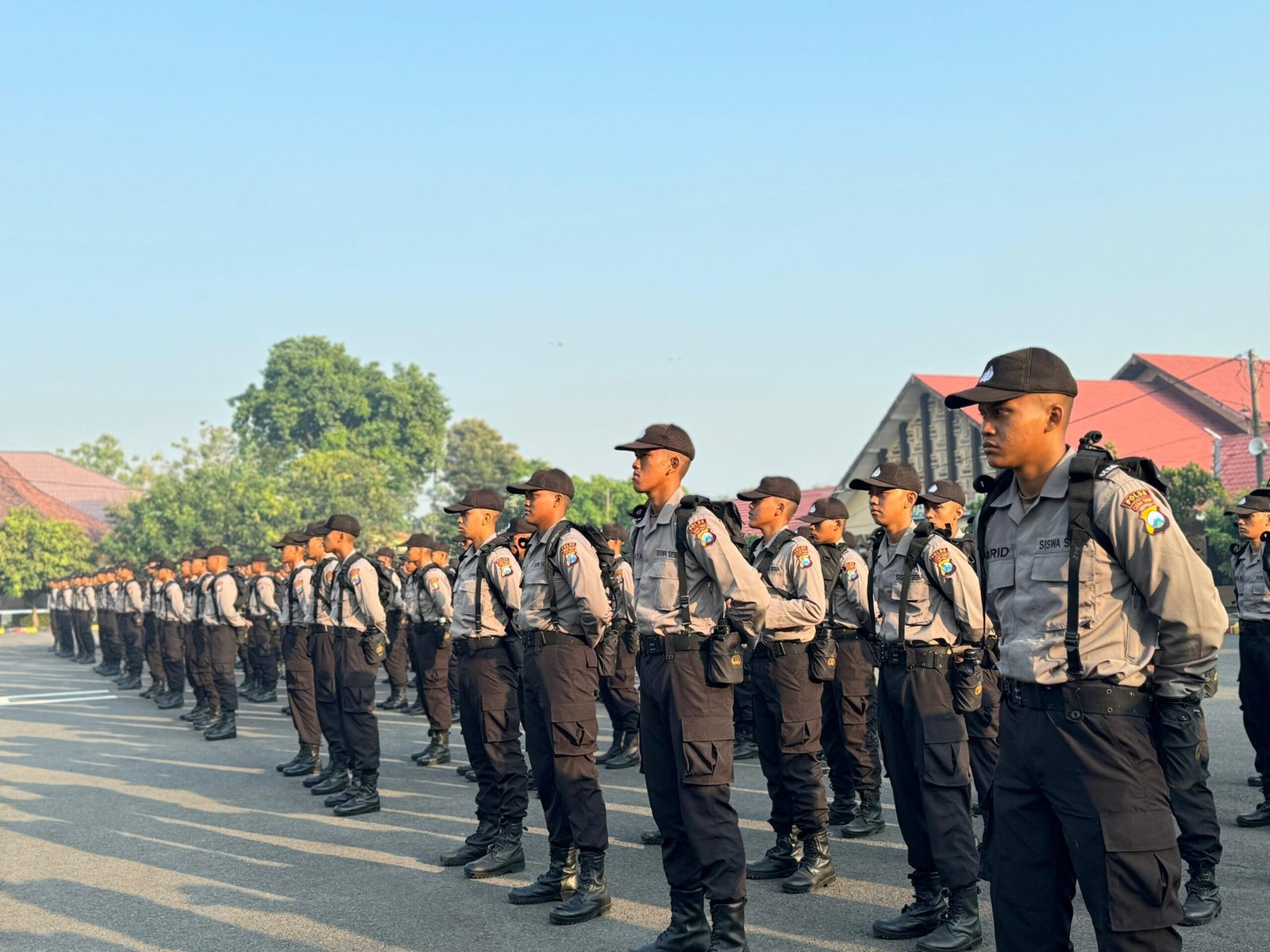 Serasa di Akademi Internasional, Komando ‘Roll Call Begin!’ Menggema di Apel Siswa Bintara SPN Polda Jatim