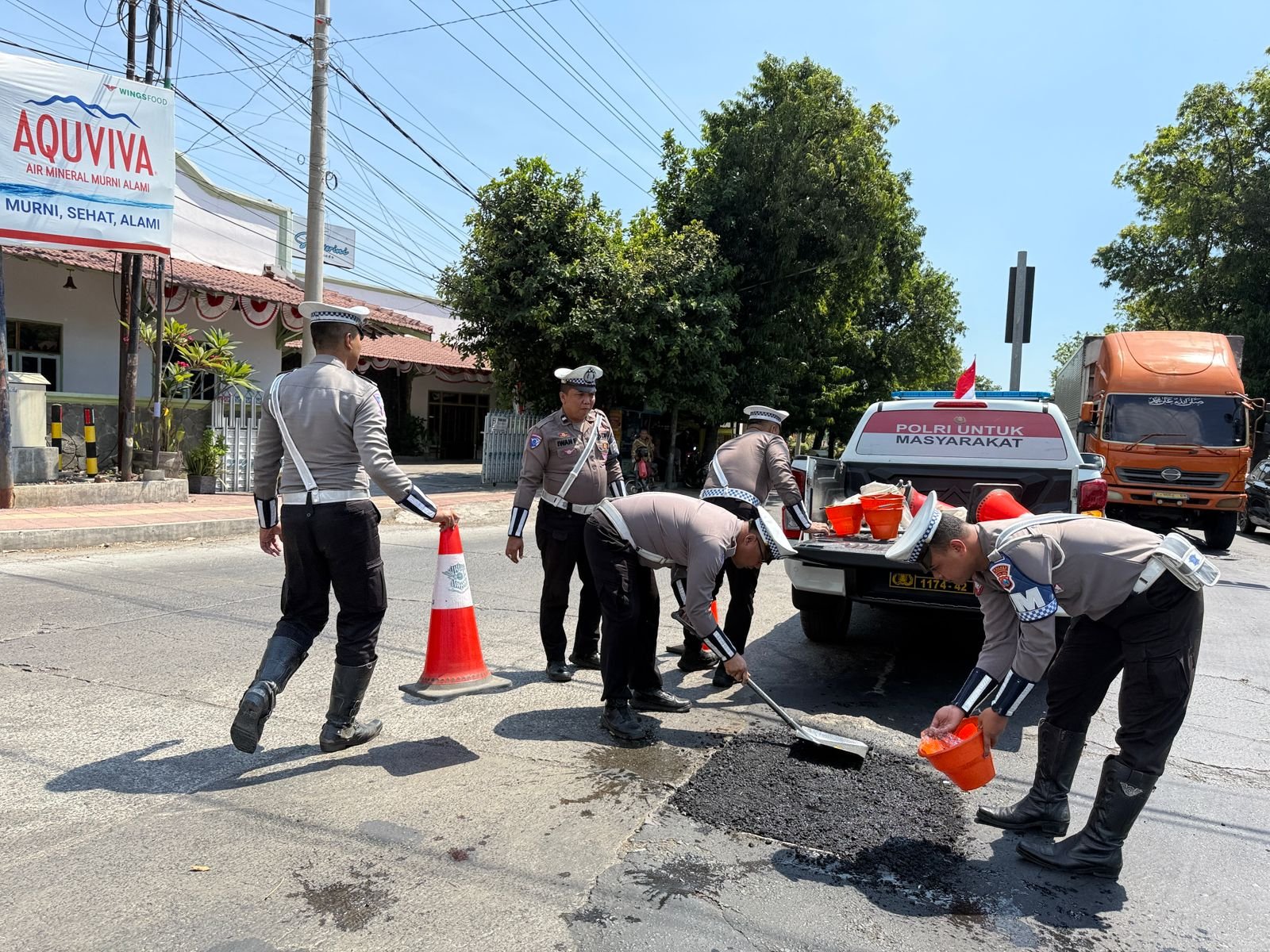 Peduli Keselamatan Masyarakat Polantas Polres Situbondo Tambal Jalan Berlubang Cegah Laka