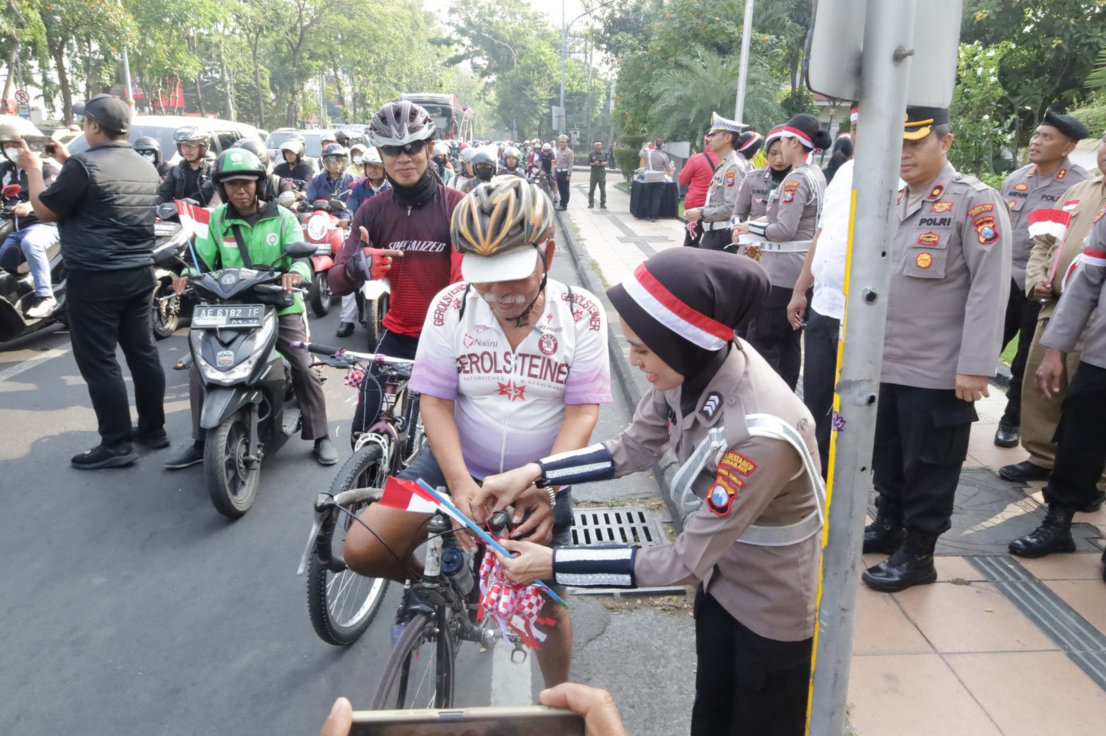 Semarak Merah Putih Sambut HUT RI ke-80 Polisi Berbagi 3.600 Bendera dan 83 Helm di Surabaya