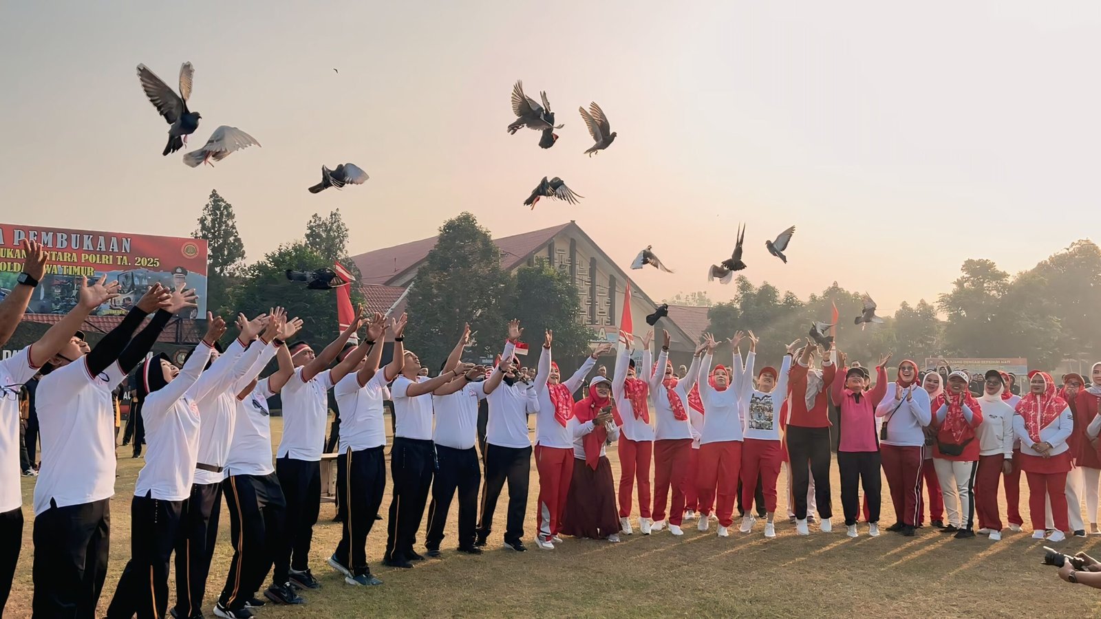 Gelorakan Semangat Kemerdekaan, SPN Polda Jatim Lepas 17 Merpati Gelar Berbagai Lomba Penuh Kebersamaan