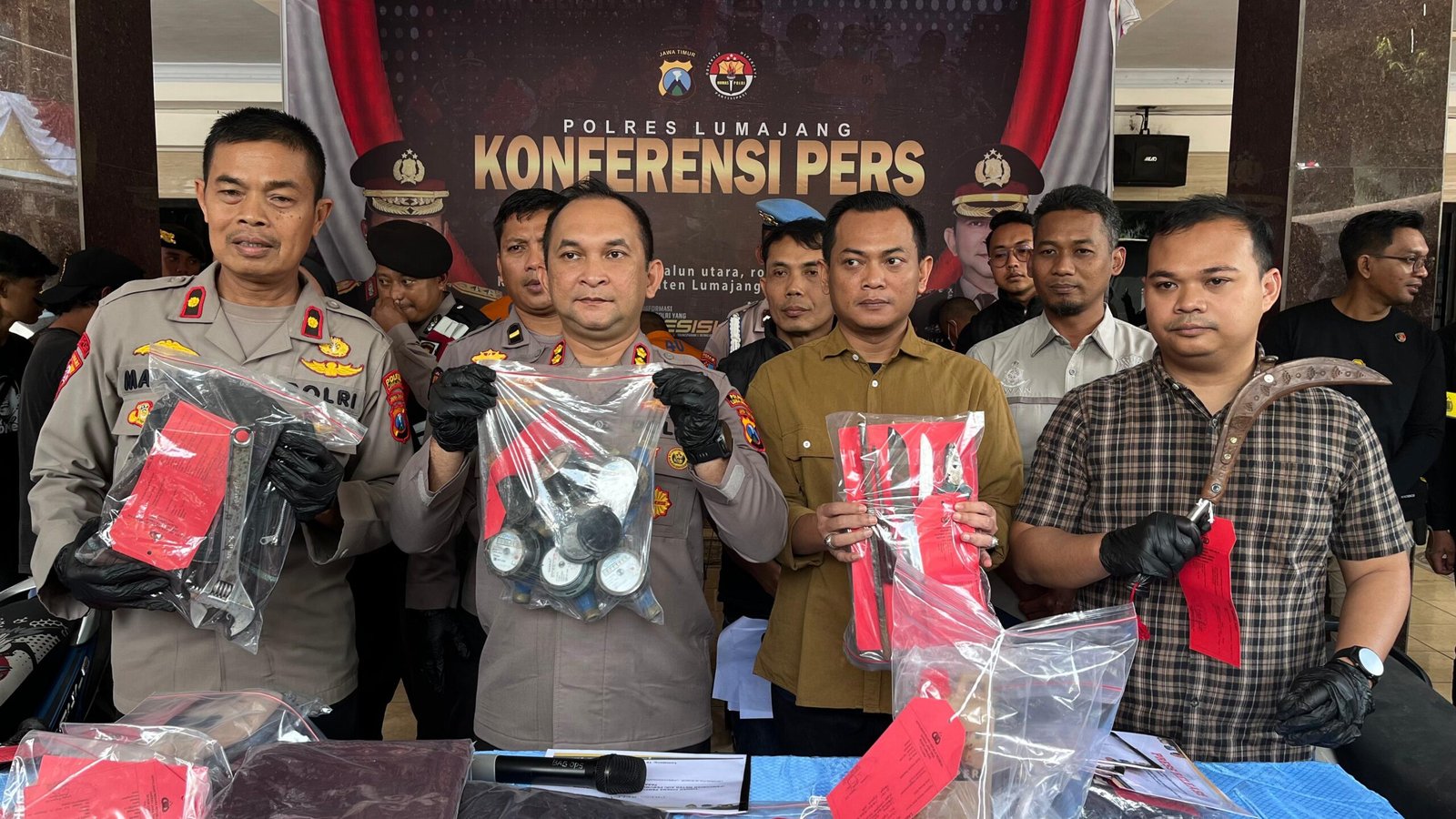 Polres Lumajang Amankan Dua Tersangka Pencurian 91 Unit Meteran Air Milik Perumdam Tirta Mahameru