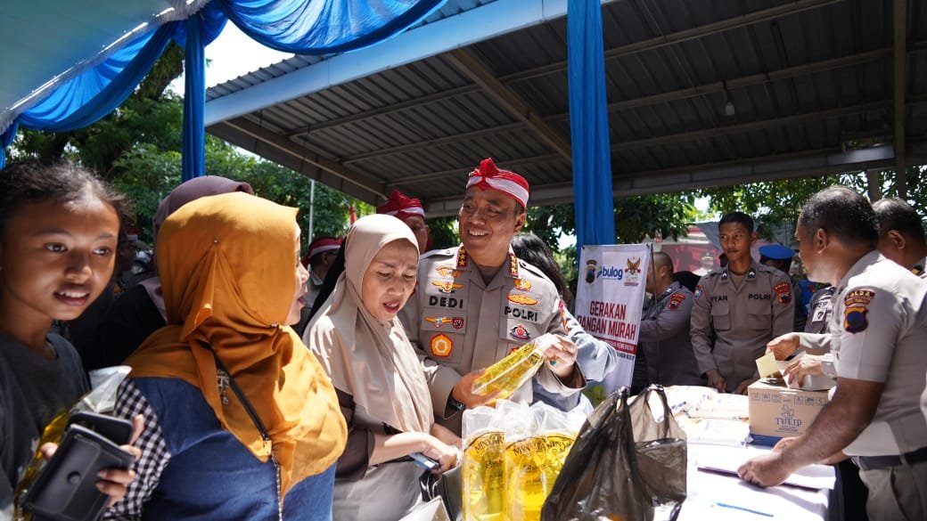 Wakapolri Beri Perhatian Khusus Kepada Biarawati dan Lansia Saat Bakti Sosial di Polsek Genuk