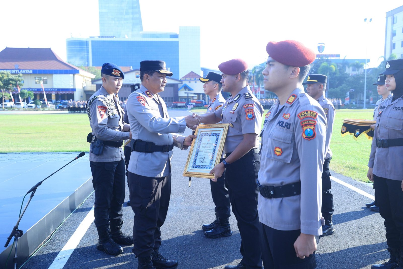 Kapolda Jatim Beri Penghargaan 73 Personel Berprestasi 4 Diantaranya Terima KPLB
