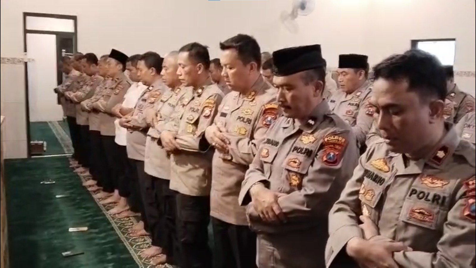 Kapolres Mojokerto Kota dan Jajaran Melaksanakan Sholat Ghaib