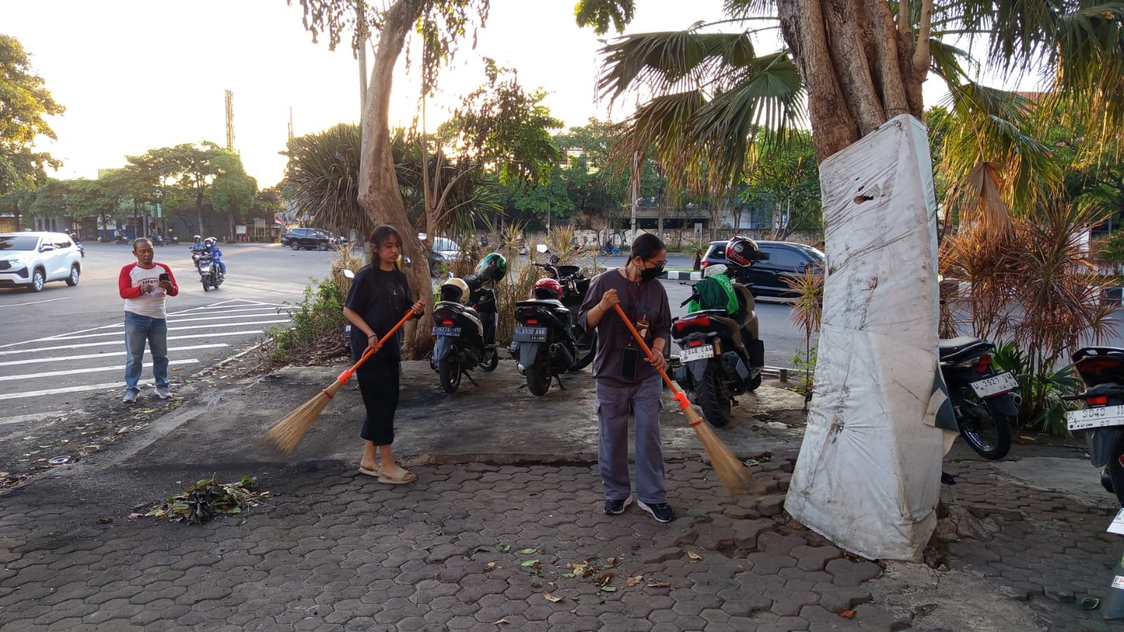 Ojol & Warga Kompak Bersihkan Pos Polisi yang Dibakar Massa