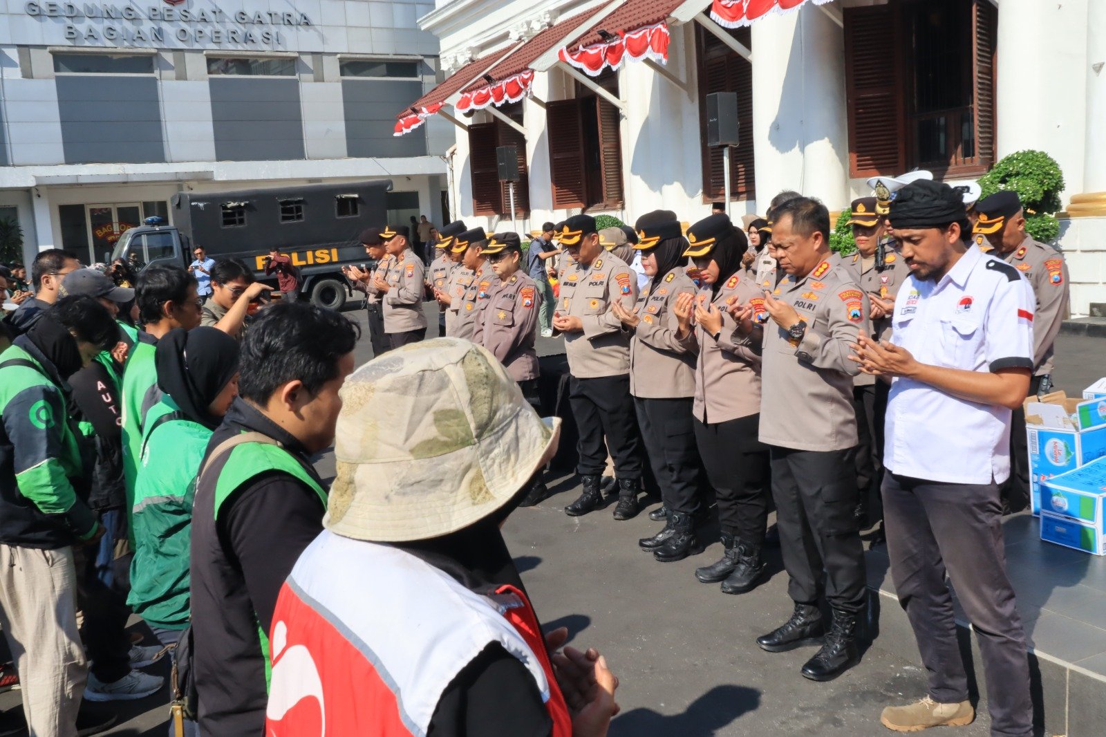 Polrestabes Surabaya dan Ratusan Ojol Doa Bersama: Harmoni untuk Alm Affan Kurniawan