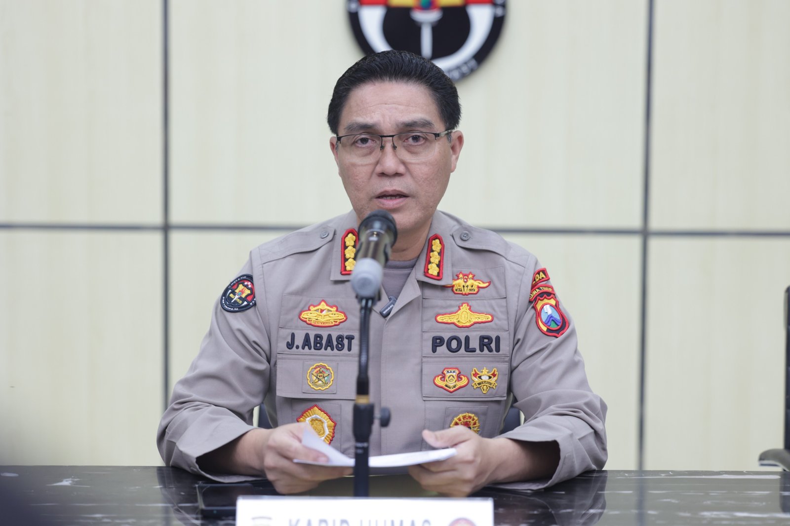 Puluhan Personel Polri Terluka Saat Amankan Aksi Anarkis di Jawa Timur