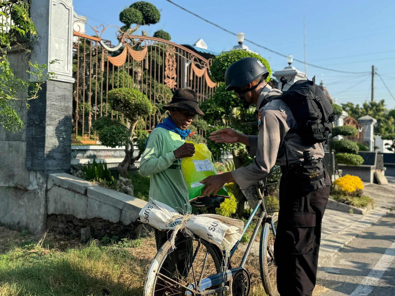 Jalankan Misi Kemanusiaan, 247 Siswa Diktuk Bintara SPN Polda Jatim Tempuh Ekspedisi Darat 15 KM