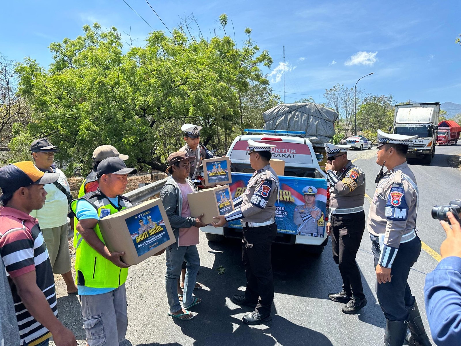 Hari Lalu Lintas Bhayangkara ke-70 Polres Situbondo Berbagi Sembako dan Rompi untuk Supeltas