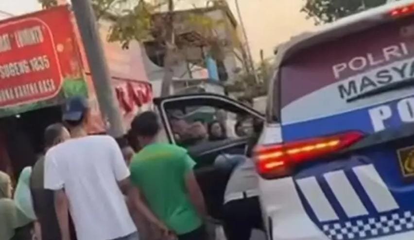 Tindakan Humanis Polantas Pengawal Gubernur Jatim Tolong Ibu Akan Melahirkan di Jalan