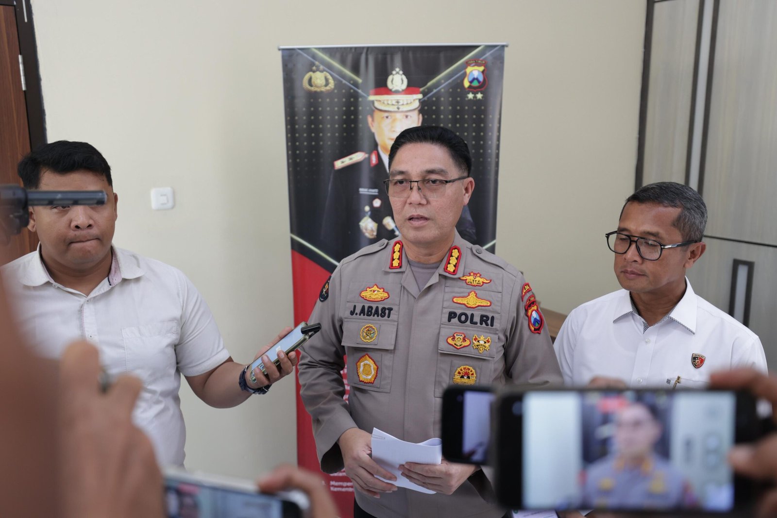 Polda Jatim Bantu Evakuasi Korban Runtuhnya Bangunan Pesantren di Sidoarjo