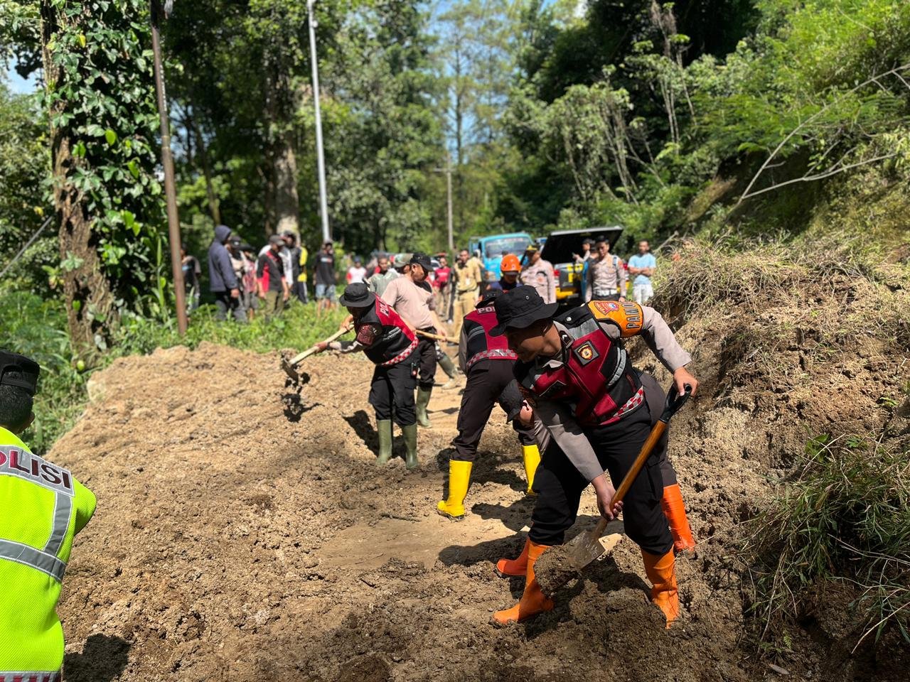 Polres Batu Terjunkan Puluhan Personel Tangani Longsor di Ngantang, Akses Malang – Blitar Kembali Lancar