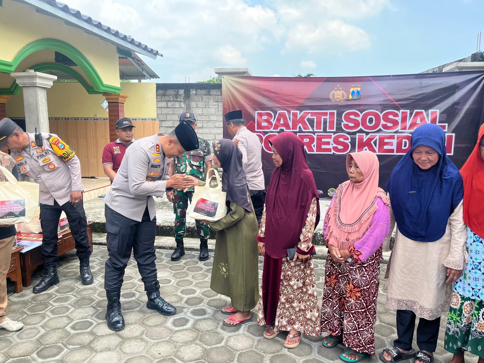 Gelar Baksos, Kapolres Kediri Serahkan Bantuan Sumur Bor untuk Warga Babatan