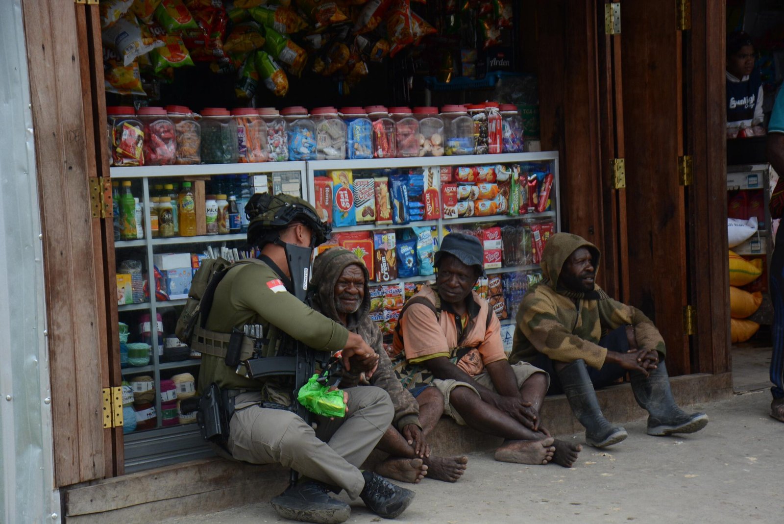 Sentuhan Humanis Personel Satgas Ops Damai Cartenz Bersama Masyarakat dan Anak-Anak di Paniai