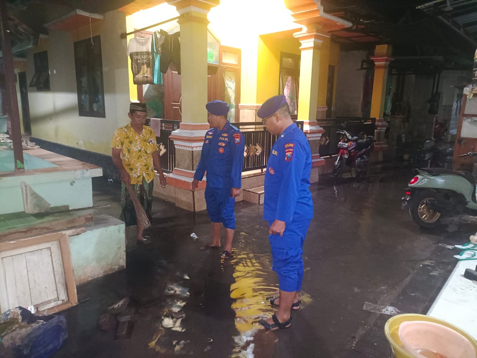 Polisi Ajak Warga Pesisir Situbondo Jaga Kebersihan Lingkungan dan Waspada Banjir Rob