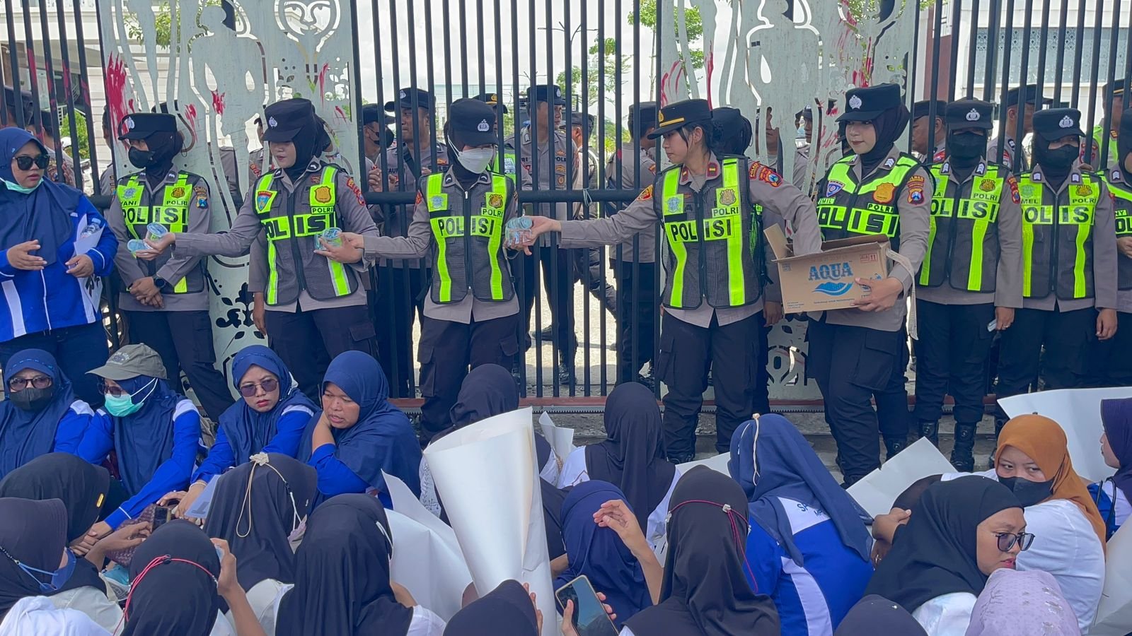 Aksi Humanis: Polwan Bojonegoro Berbagi Air Mineral kepada Massa Unjuk Rasa