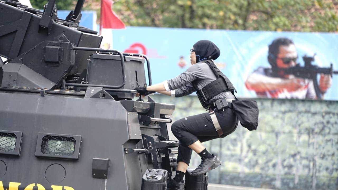 HUT Brimob ke 80 Polwan Polda Jatim Tampilkan Srikandi Challenge Penuh Adrenalin