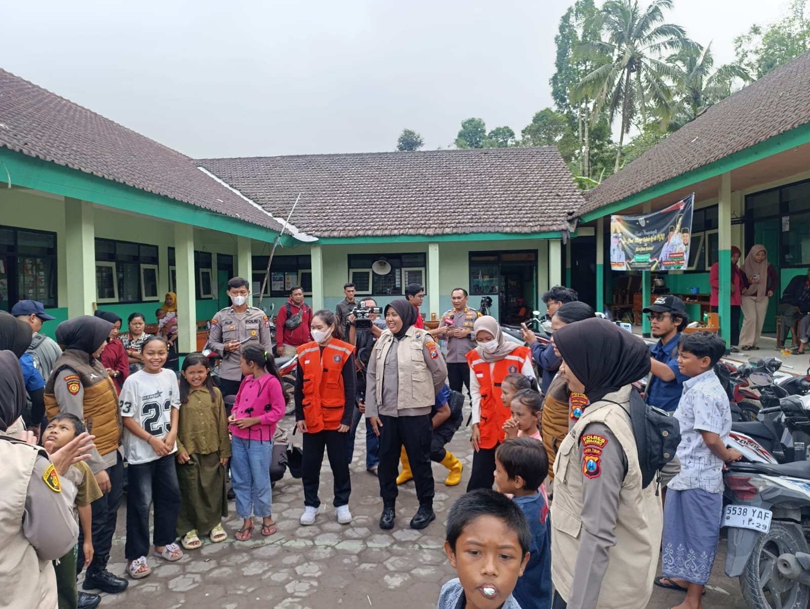 Polres Lumajang Lakukan Trauma Healing, Anak – anak Pengungsi Semeru Kembali Ceria