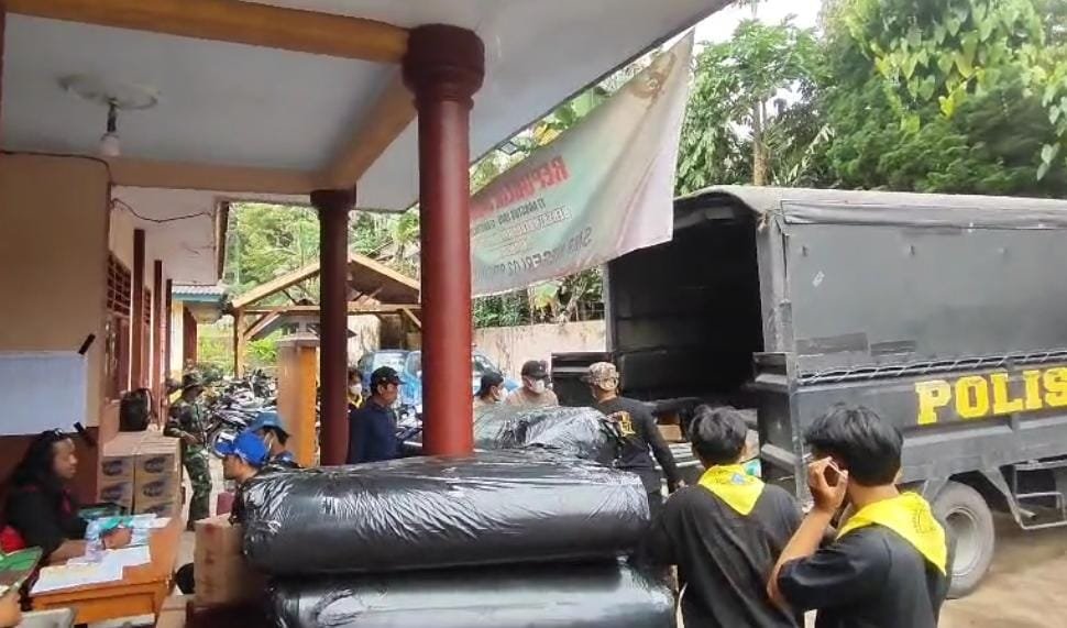 Polda Jatim Beri Bantuan Kemanusiaan Warga Terdampak Erupsi Gunung Semeru