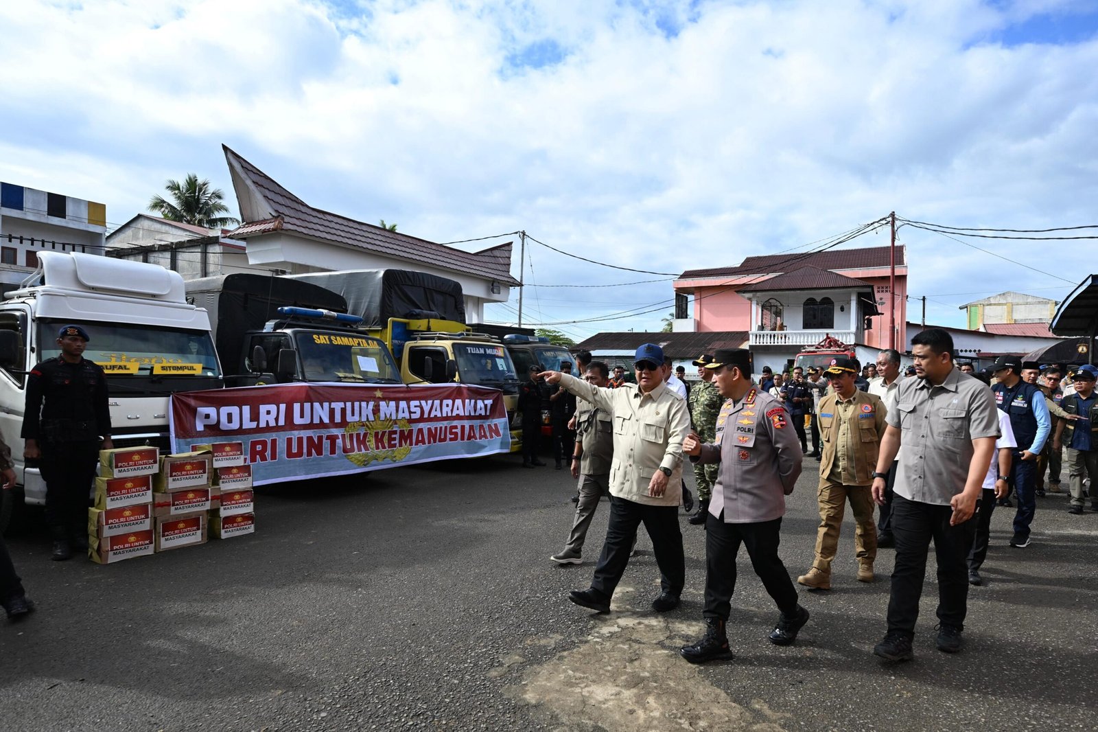 Kapolri Dampingi Presiden Cek Lokasi Pengungsian Korban Banjir di Tapanuli Tengah