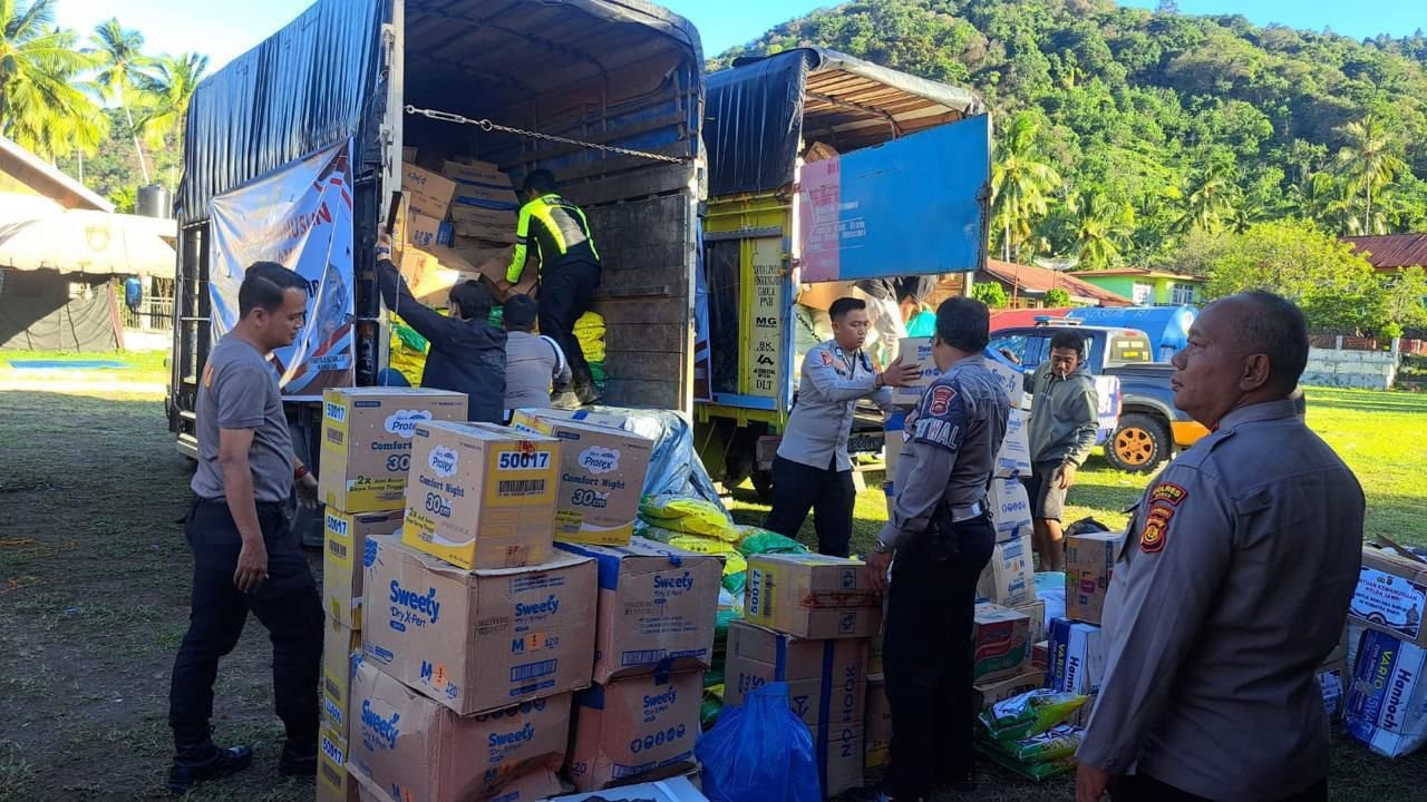 Polri Salurkan Puluhan Ribu Bantuan Logistik untuk Korban Bencana Alam di Sumatera Barat