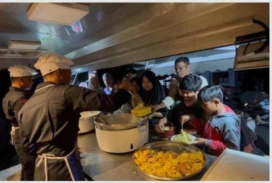 Dapur Lapangan Brimob Suplai Bantuan Makanan untuk Korban Banjir di Aceh Tamiang