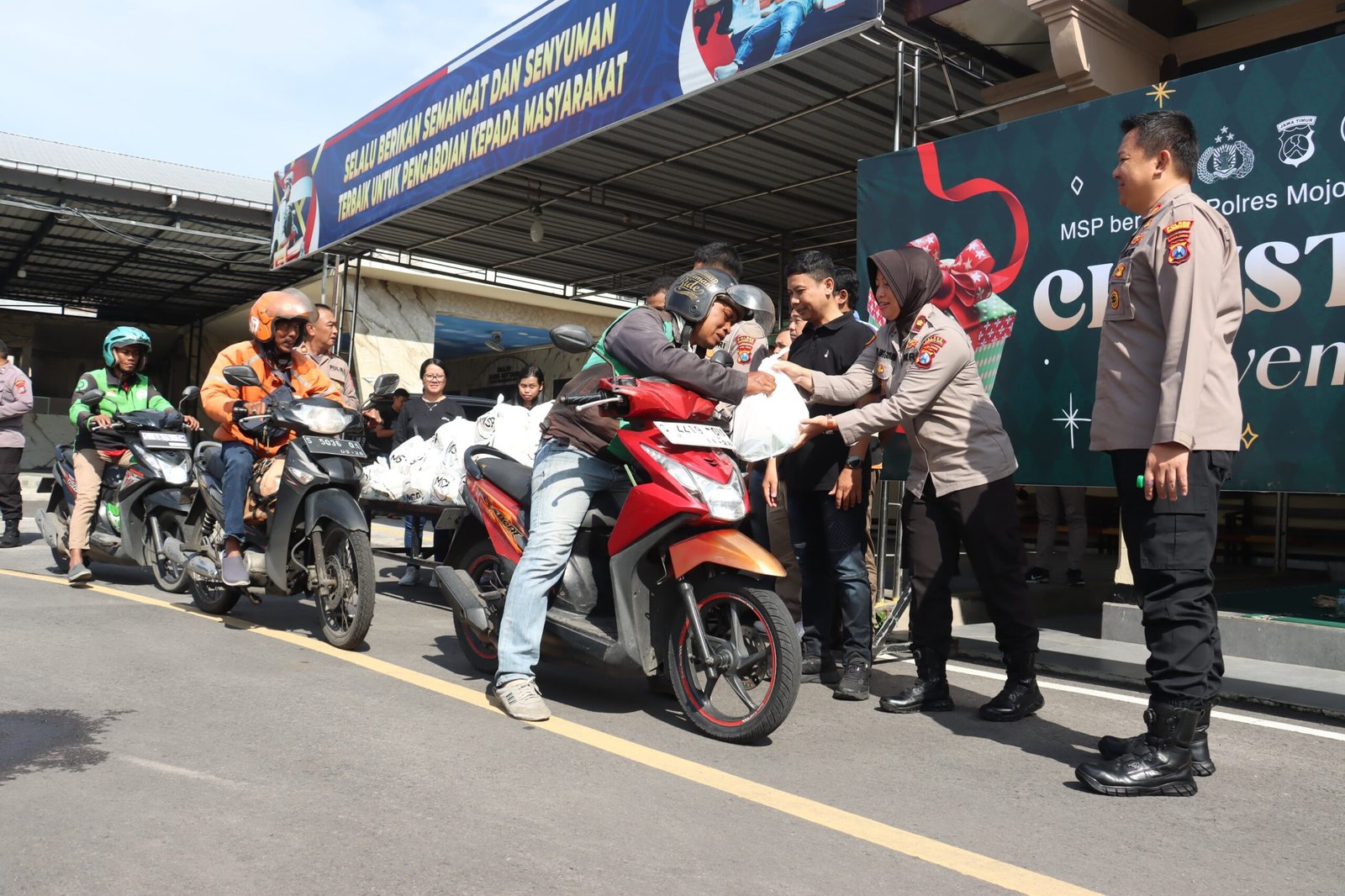 Bagikan 100 Paket Sembako, Kapolres Mojokerto Kota Sarapan Bareng MSP dan Ojo