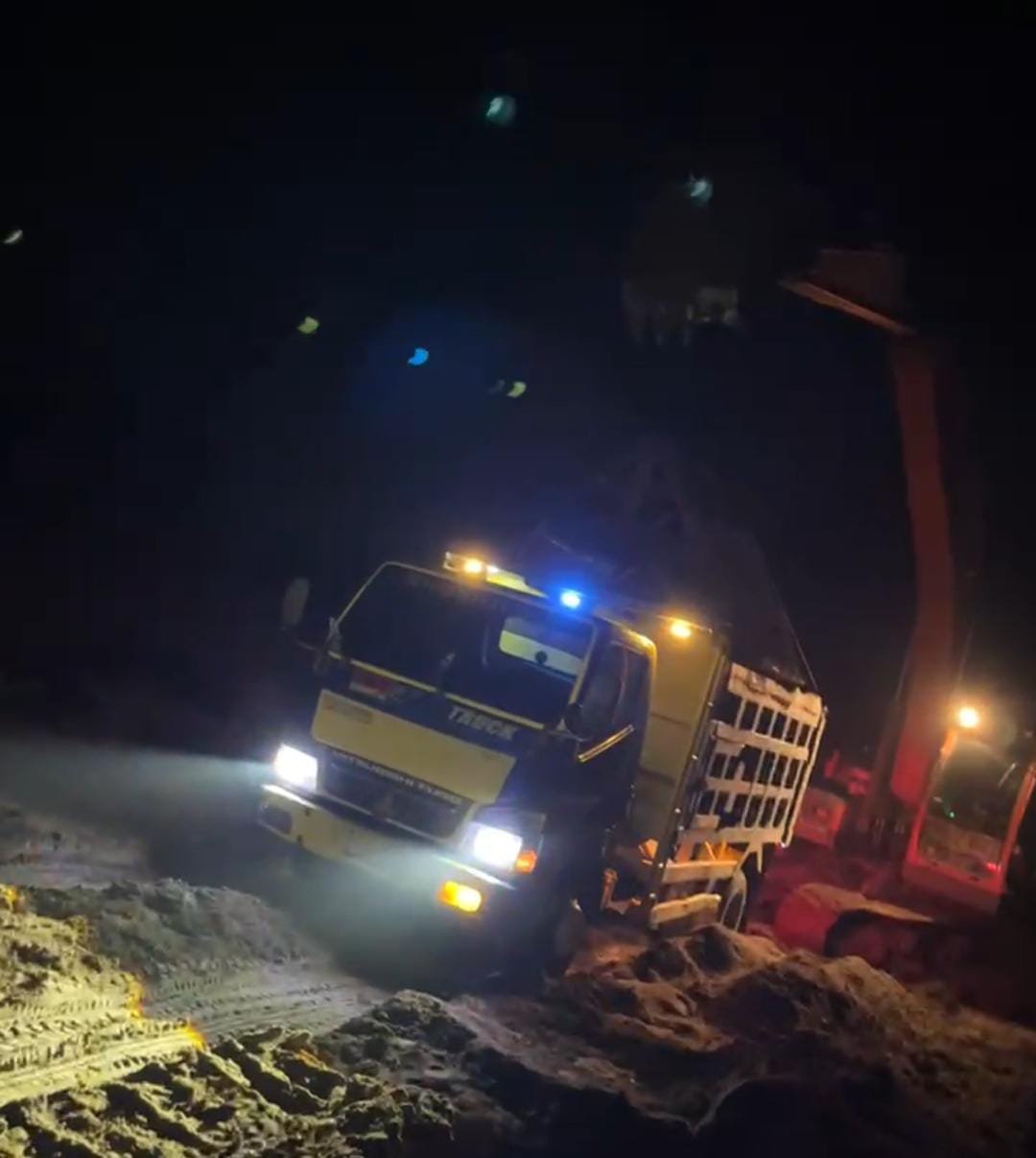 Tambang Diduga Ilegal di Padangan Bojonegoro Mengakibatkan Jalan Rusak, Warga Mengeluh Terpapar Debu Jalan