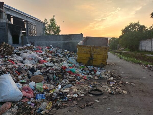 Sampah TPS Bangsal Mojokerto Meluber ke Jalan, Warga Keluhkan Tata Kelola yang Amburadul